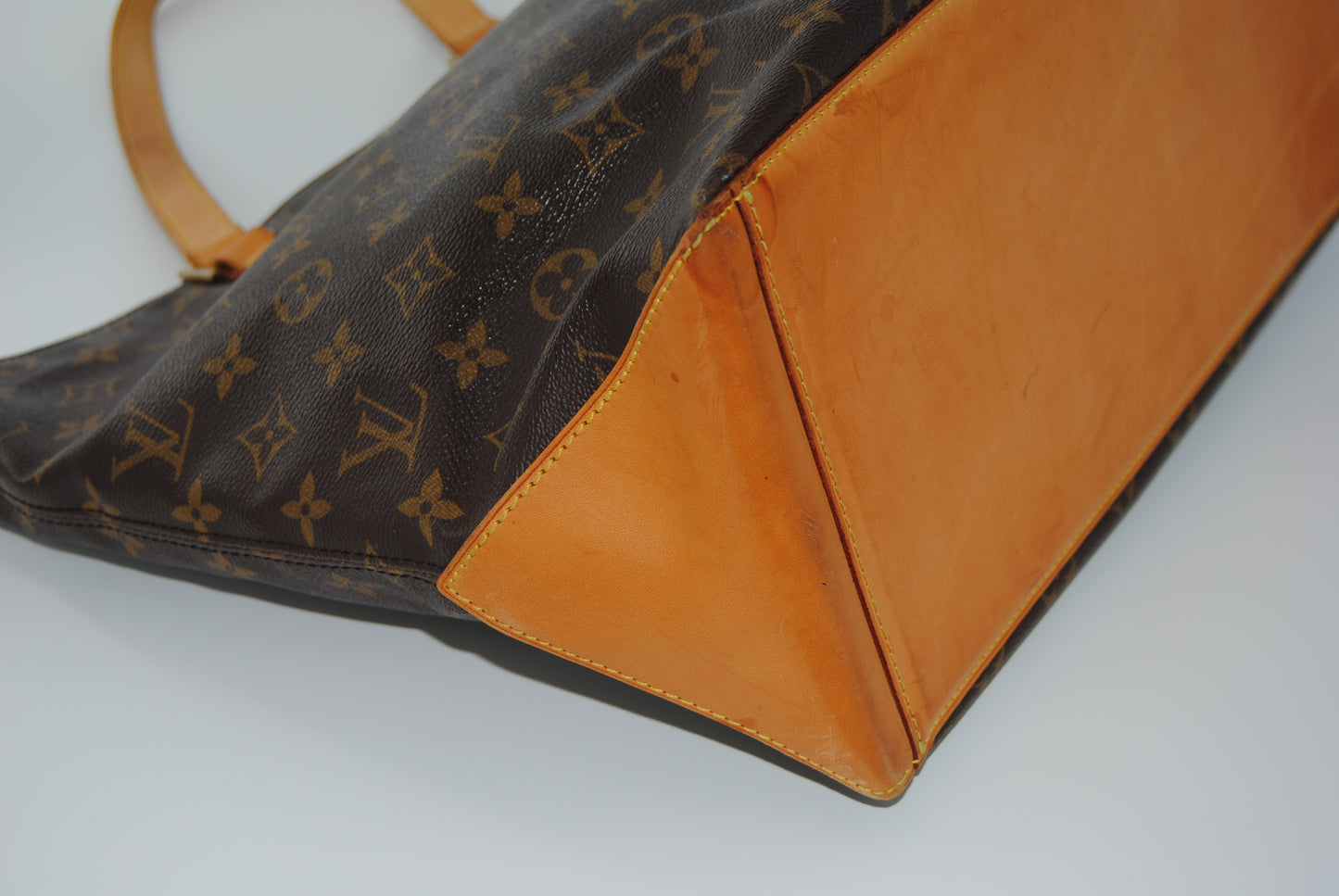 Louis Vuitton Monogram Cavas Mezzo MM