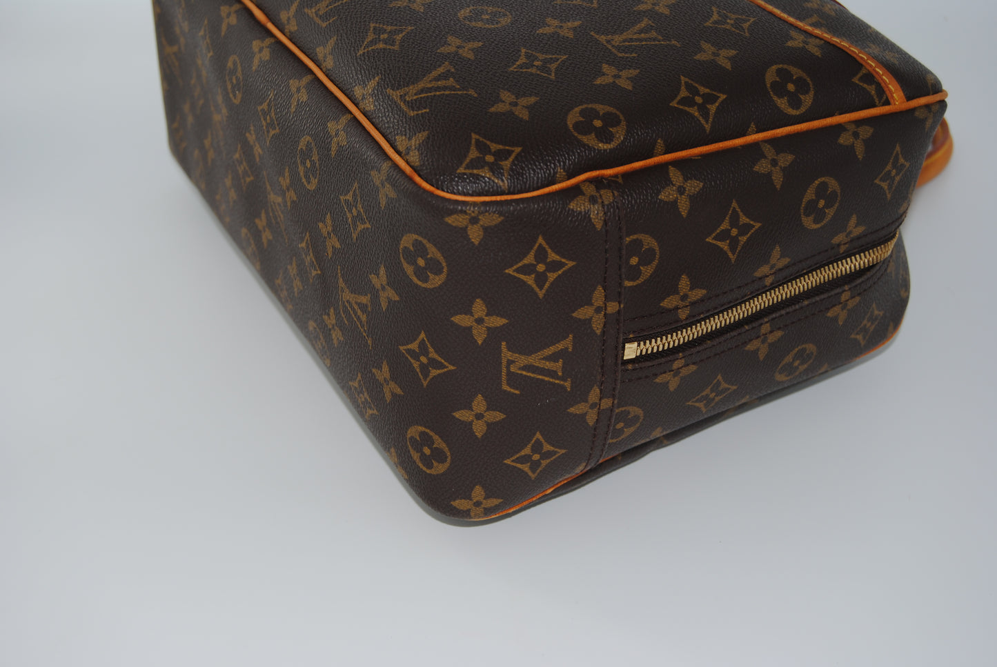 Louis Vuitton Monogram Alize 24