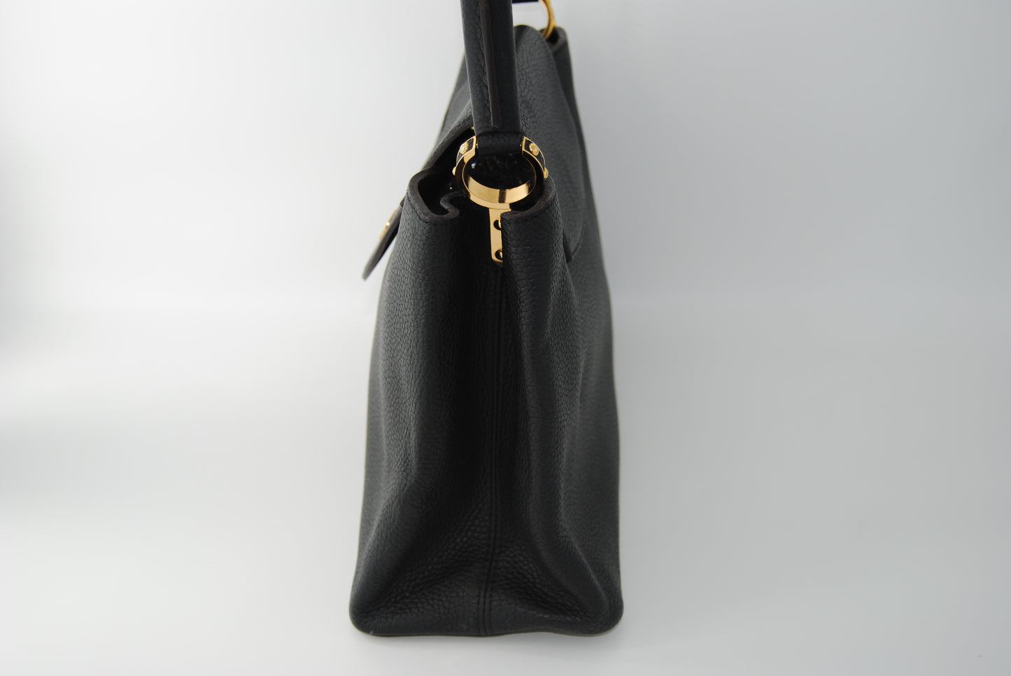 Louis Vuitton Taurillon Capucines MM Black