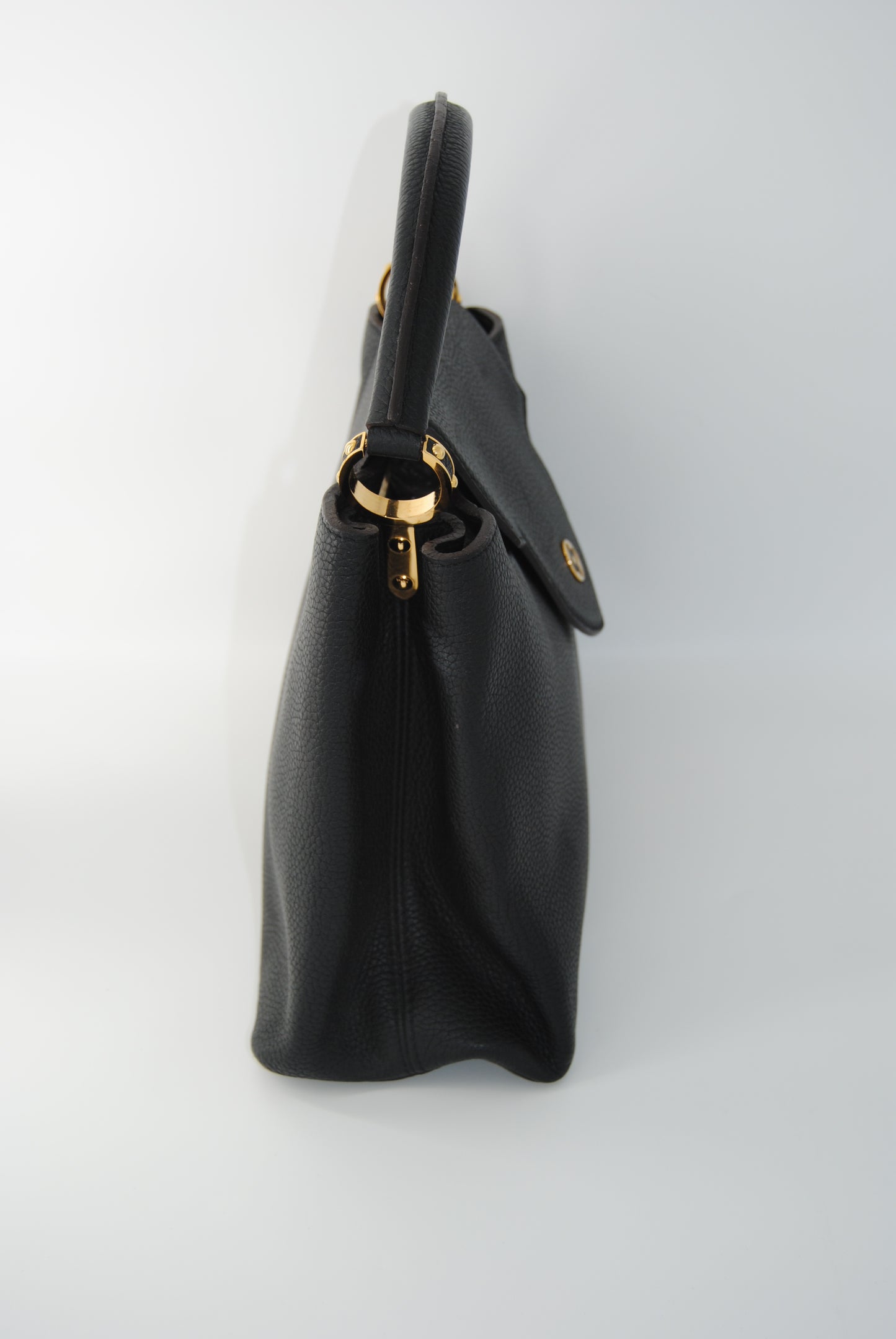 Louis Vuitton Taurillon Capucines MM Black